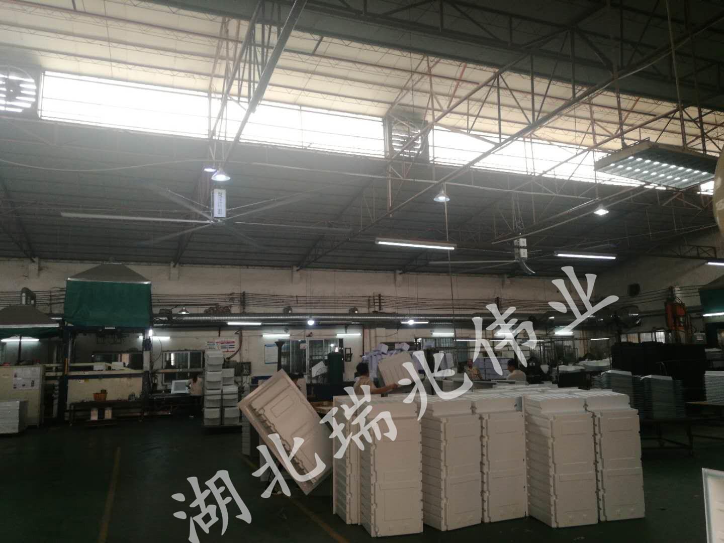 工業(yè)大風(fēng)扇、工業(yè)節(jié)能風(fēng)扇、工業(yè)大吊扇、鋼結(jié)構(gòu)廠房通風(fēng)降溫方案